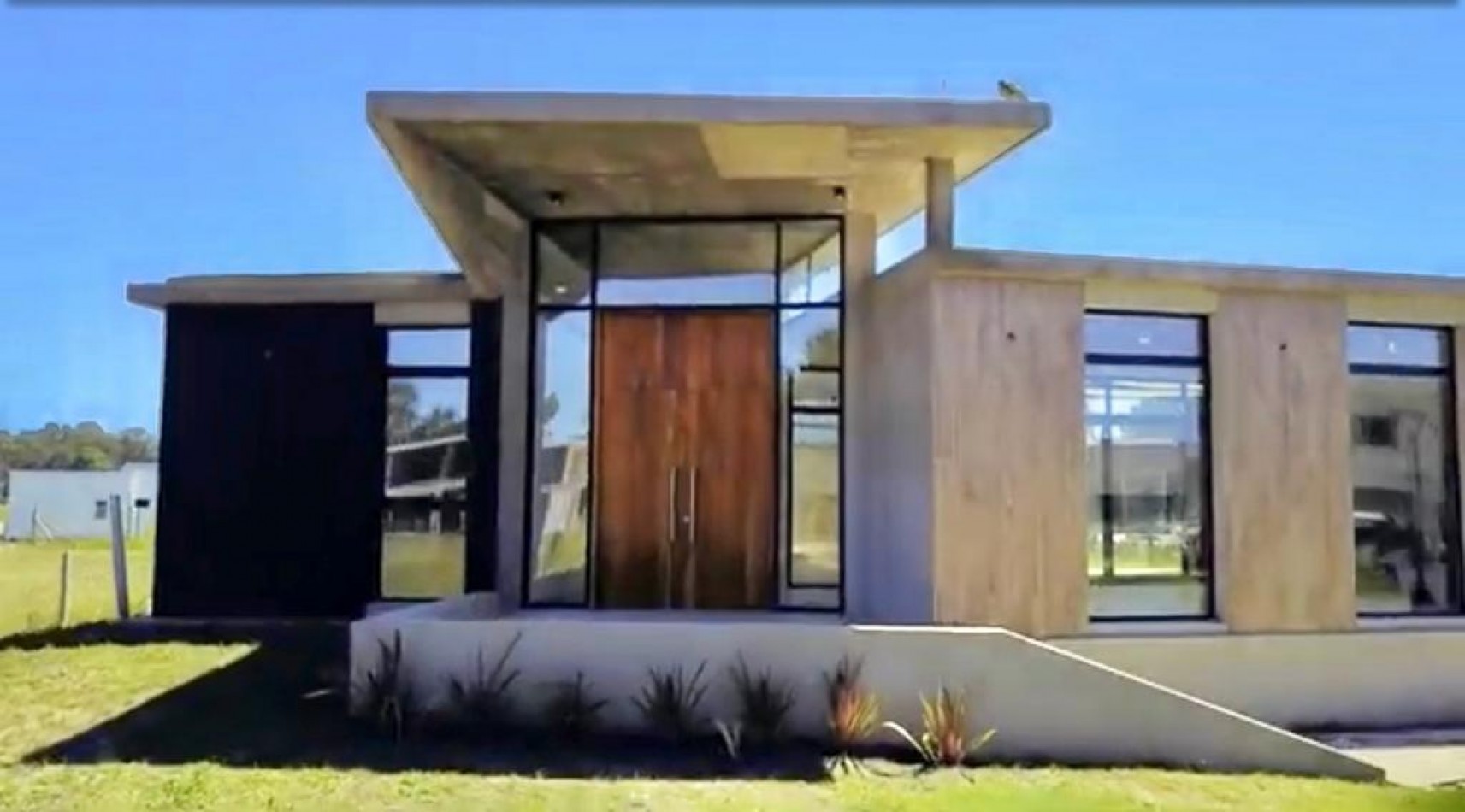 Casa de diseño moderno en barrio privado Rumenco Joven