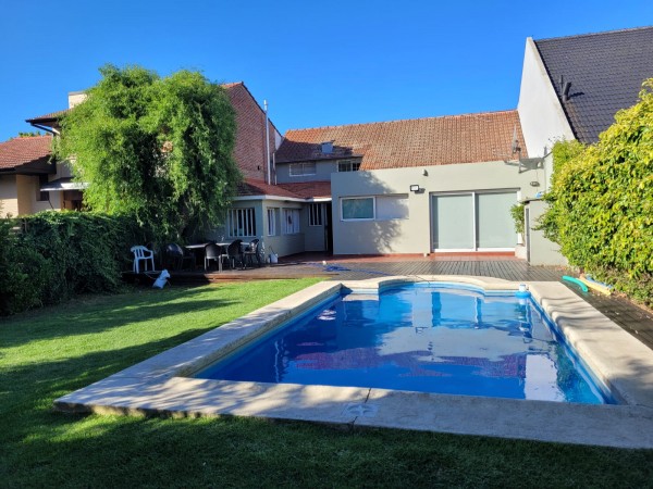 Casa de 4 ambientes con piscina
