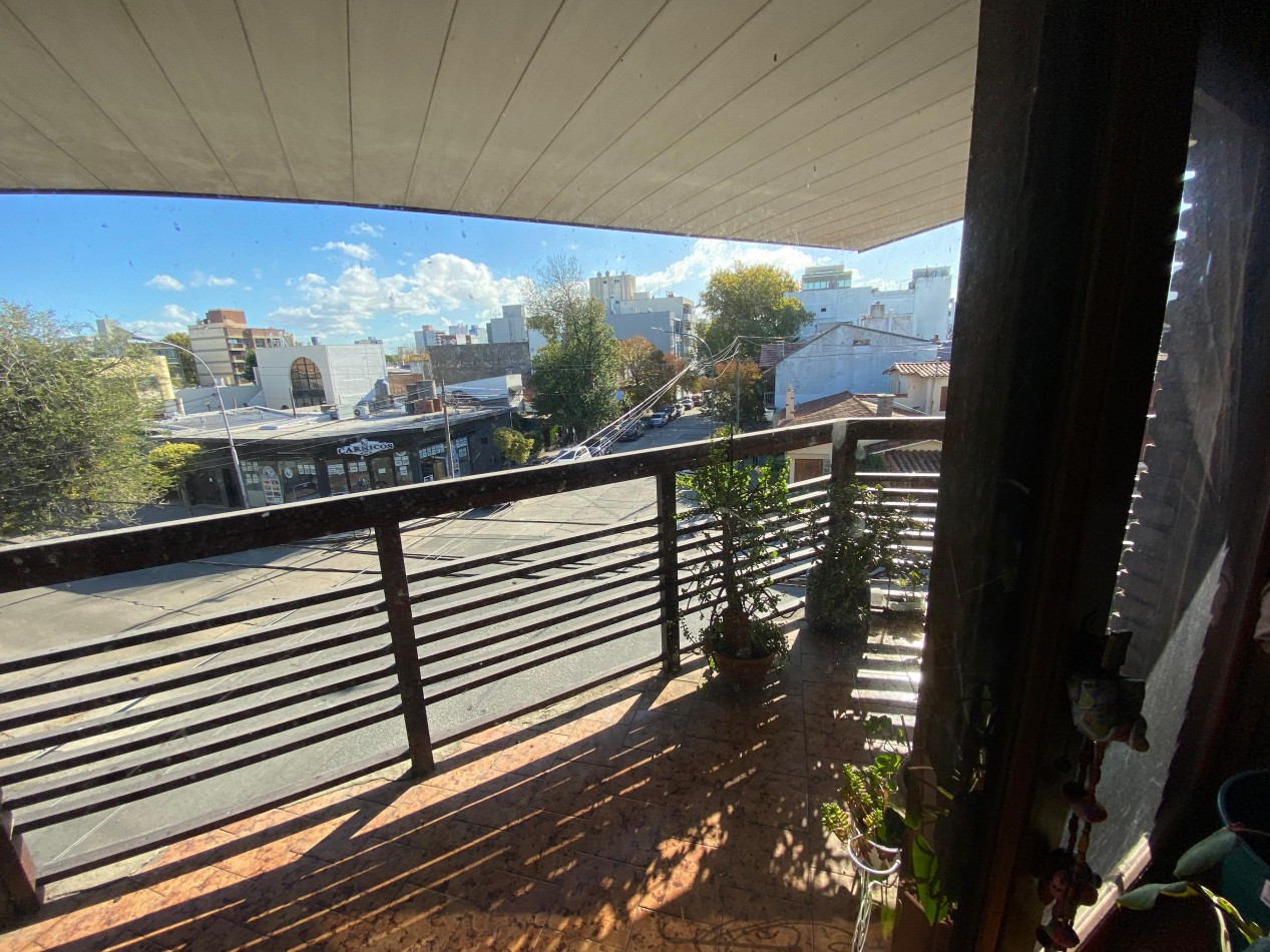 Departamento con local en venta zona Chauvin