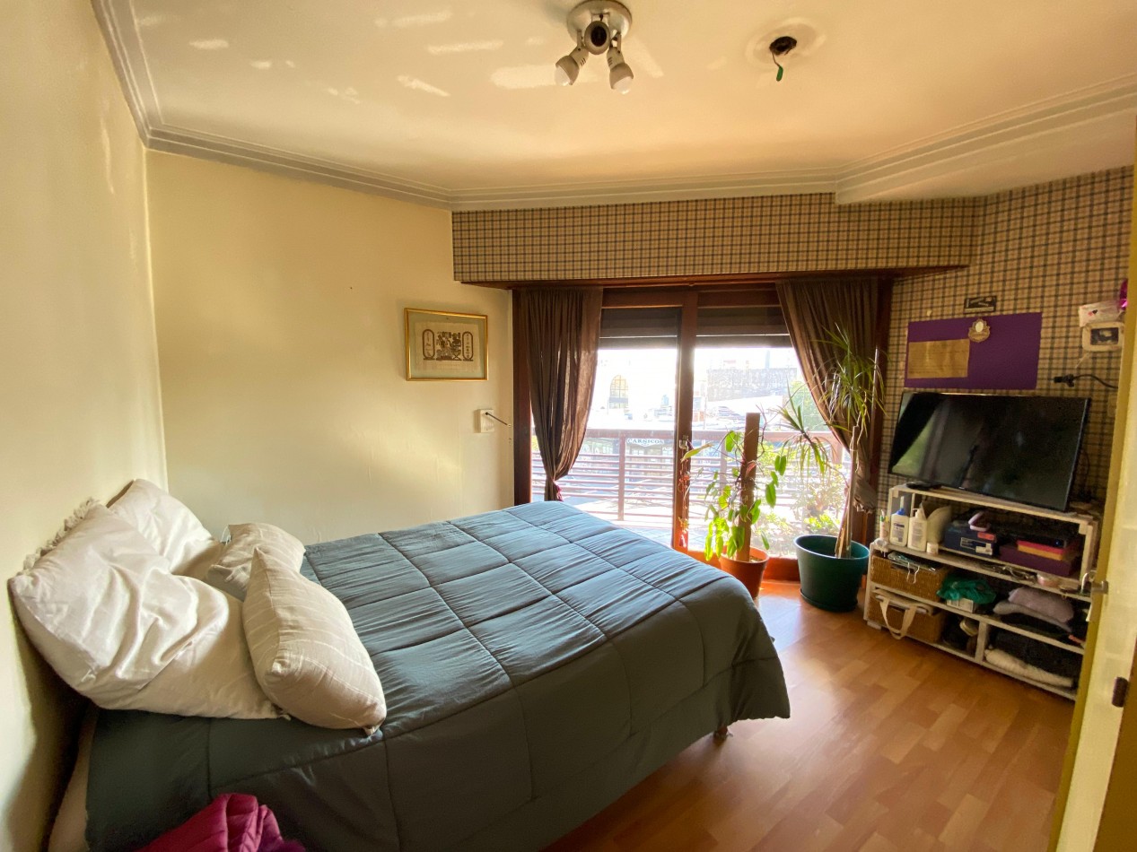 Departamento con local en venta zona Chauvin