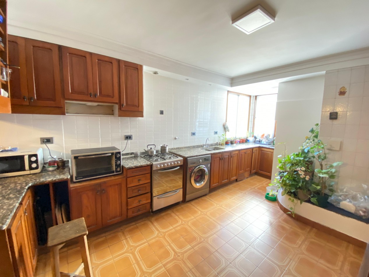 Departamento con local en venta zona Chauvin