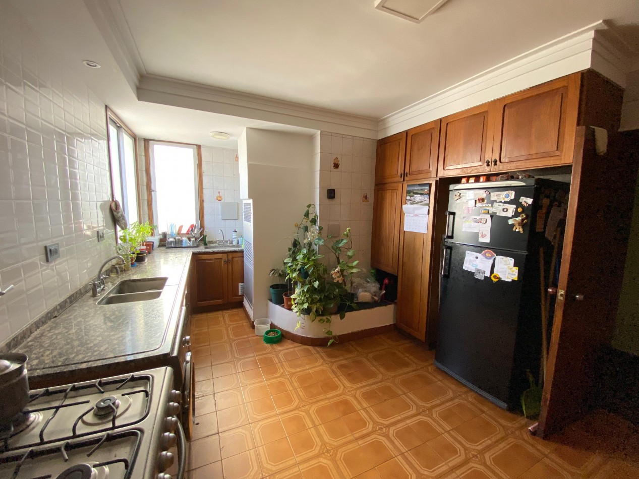Departamento con local en venta zona Chauvin