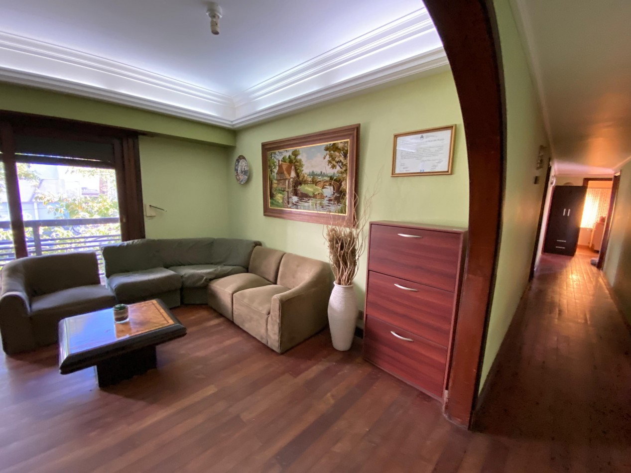 Departamento con local en venta zona Chauvin