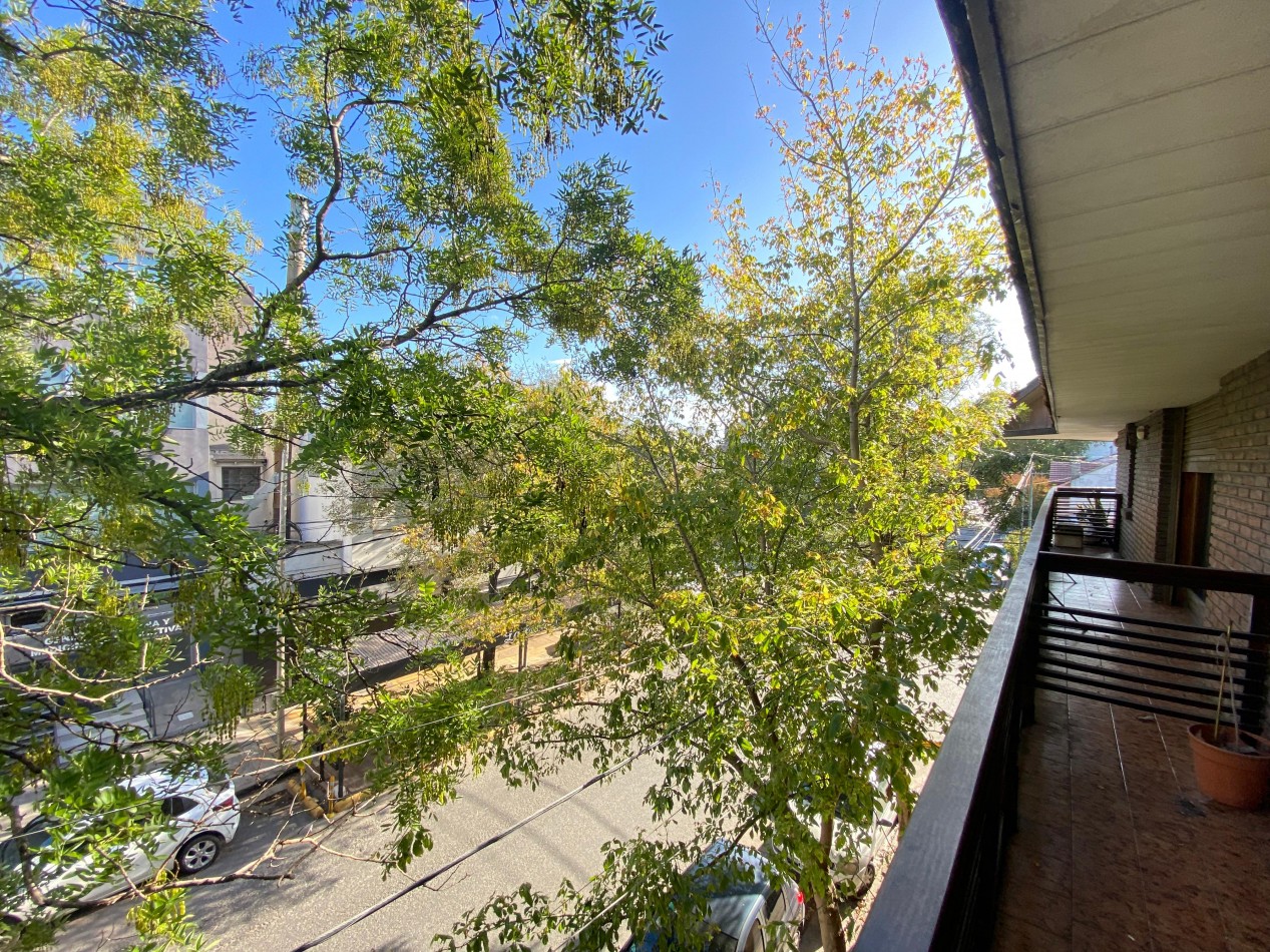 Departamento con local en venta zona Chauvin