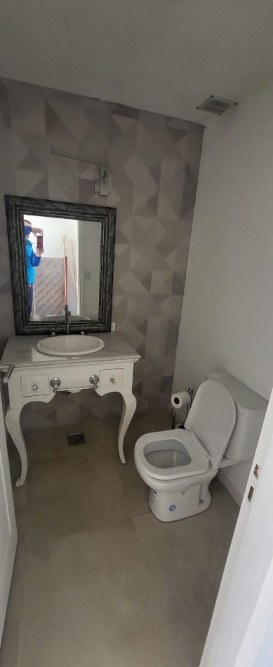 Moderna casa a estrenar en Tierras del Mar.