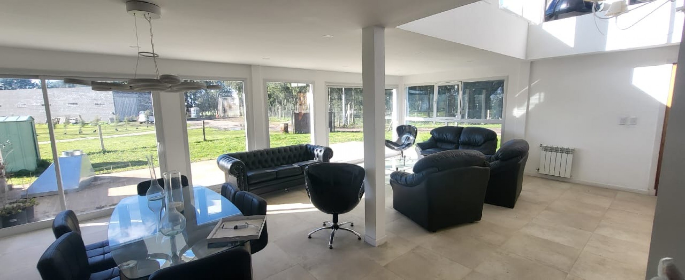 Moderna casa a estrenar en Tierras del Mar.