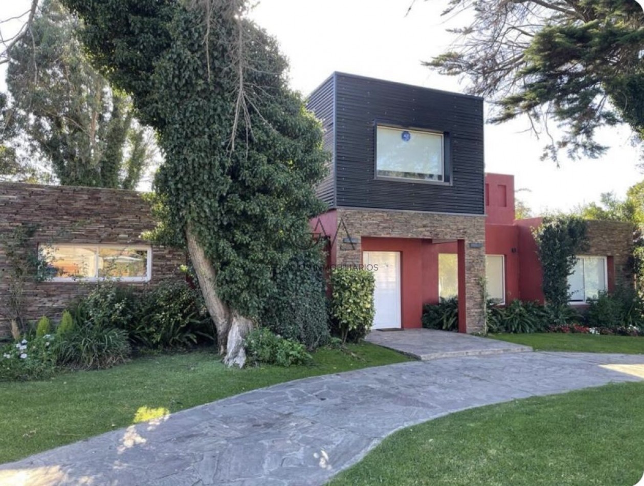 Casa en barrio Acantilados