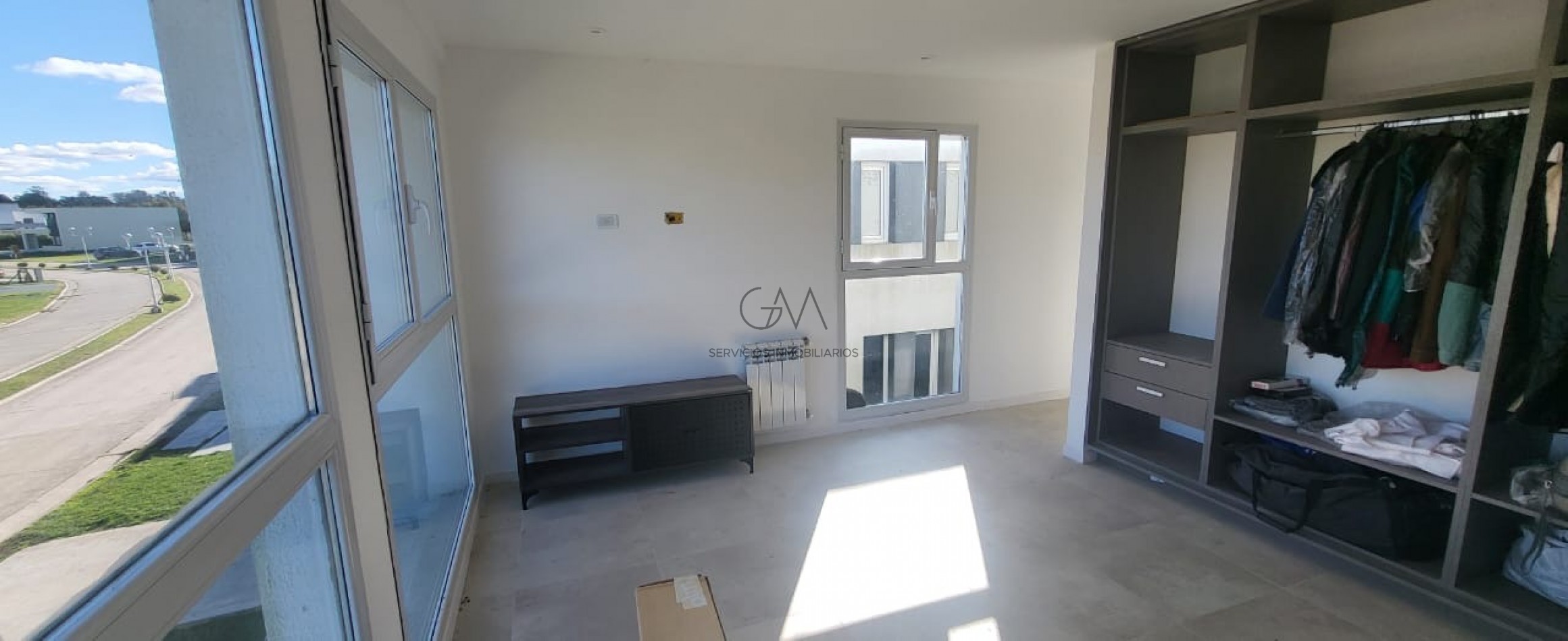 Moderna casa a estrenar en Tierras del Mar.