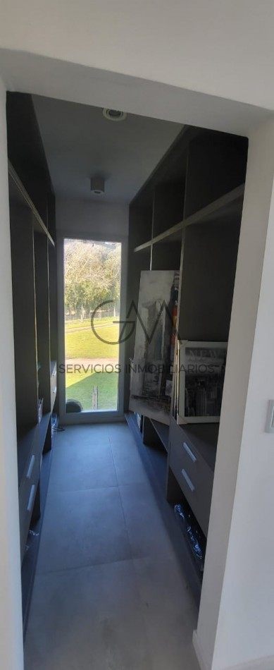 Moderna casa a estrenar en Tierras del Mar.