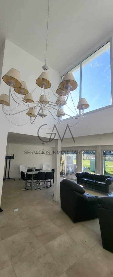 Moderna casa a estrenar en Tierras del Mar.