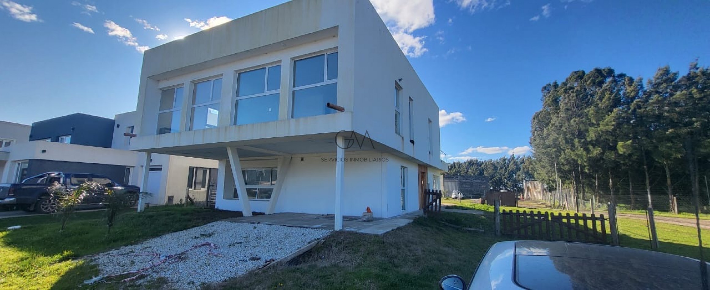 Moderna casa a estrenar en Tierras del Mar.