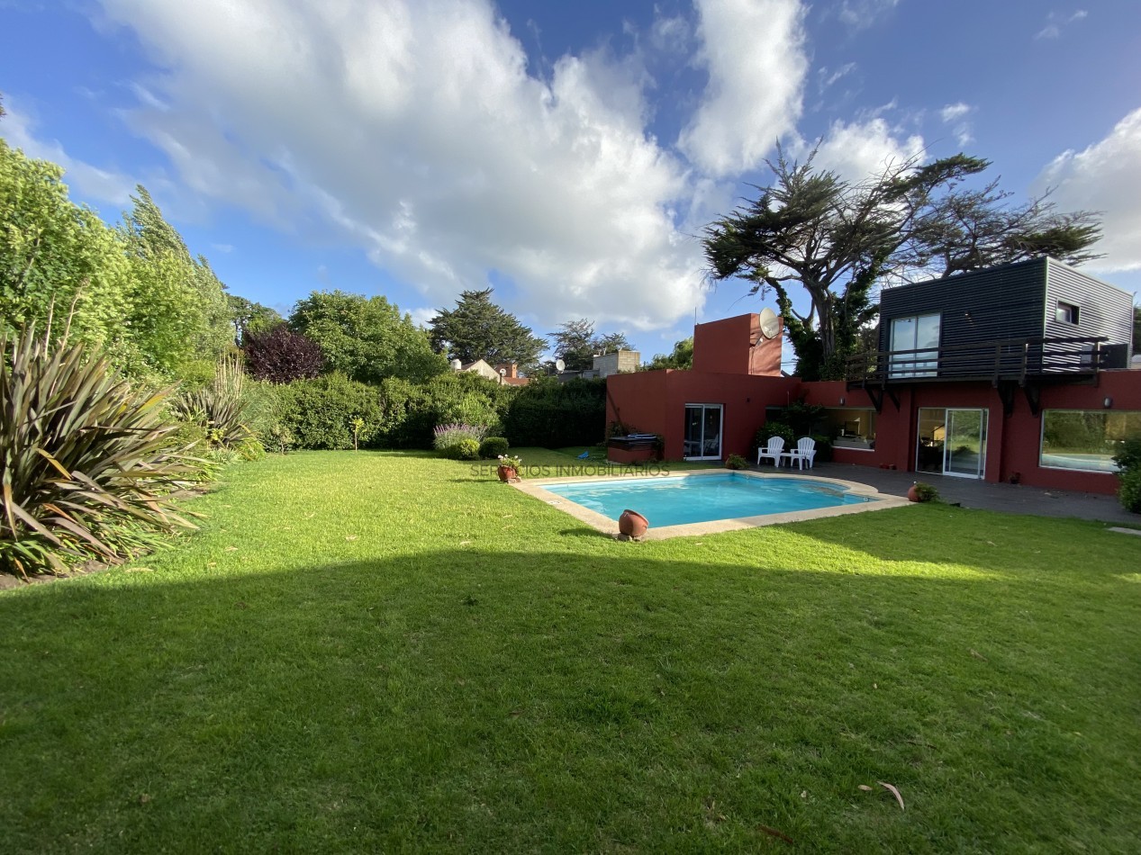 Casa en barrio Acantilados