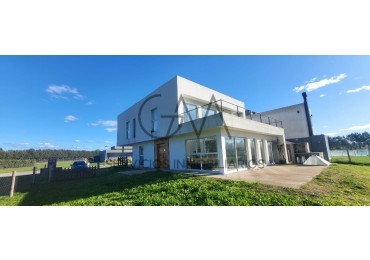 Moderna casa a estrenar en Tierras del Mar.